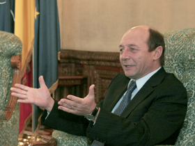 Băsescu invită partidele la consultări pe tema preţurilor la alimente şi combustibil (Imagine: Mediafax Foto)