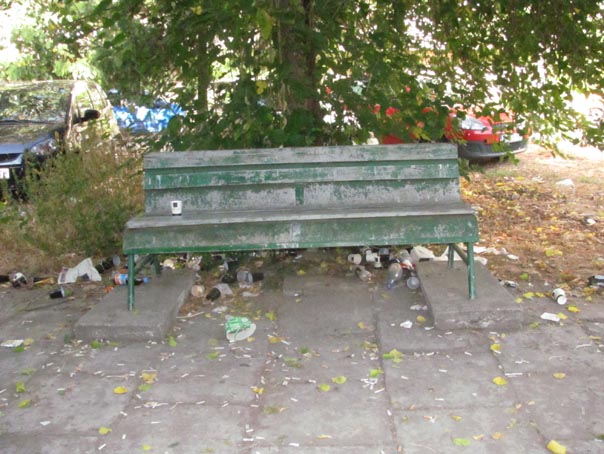 Imaginea articolului Craiova: Pungi cu mâncare stricată, sticle, câini, şobolani şi şerpi în parcul Spitalului Judeţean - FOTO