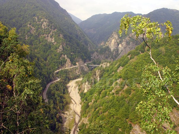 Imaginea articolului Traficul pe Transfăgărăşan va fi oprit marţi pentru detonarea unor bolovani de pe un versant
