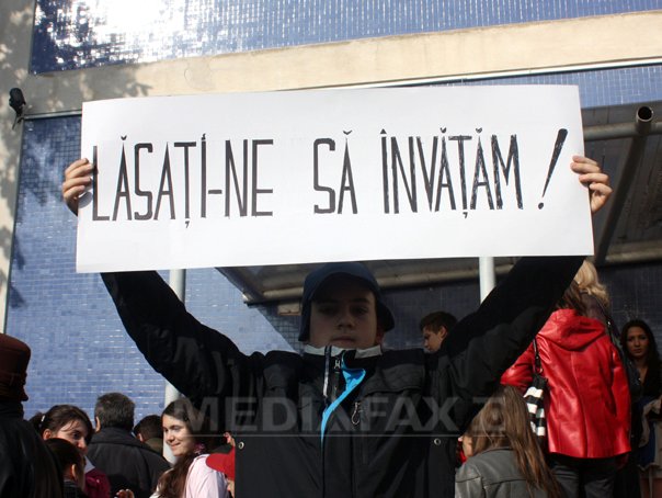 Imaginea articolului Protest la Liceul de Artă "Marin Sorescu" din Craiova: Sute de elevi au manifestat împotriva construirii unui spaţiu comercial lângă liceu