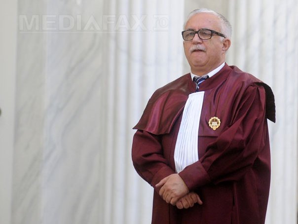 Imaginea articolului Preşedintele Curţii Constituţionale, Augustin Zegrean, este internat după ce a căzut pe gheaţă