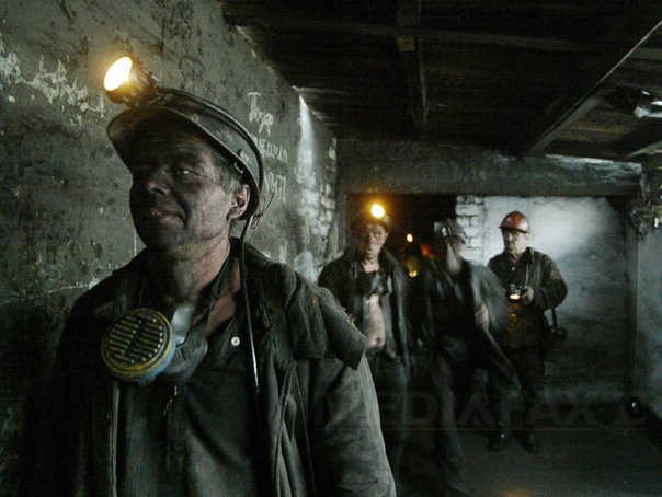 Imaginea articolului Minerii dintr-un schimb de la Mina Lupeni refuză să iasă din subteran, nemulţumiţi de salarii. Directorul tehnic al Societăţii Naţionale a Huilei şi liderul de sindicat discută cu aceştia