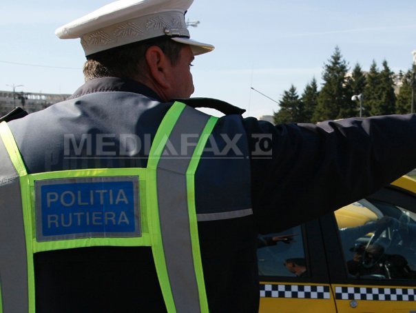 Imaginea articolului Poliţist luat pe capota maşinii de către un taximetrist care a refuzat să oprească