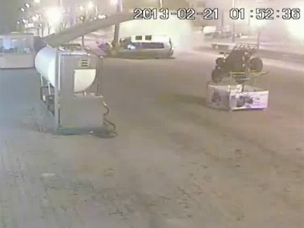 Imaginea articolului ACCIDENT în Craiova: Un bărbat a intrat cu maşina într-un stâlp pe care l-a retezat - VIDEO