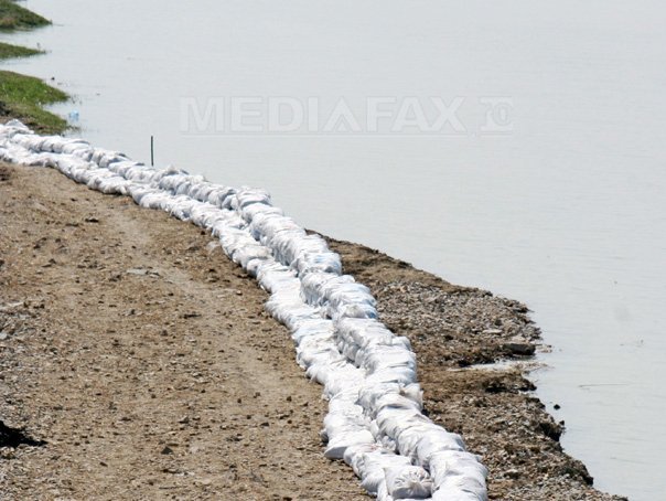 Imaginea articolului INUNDAŢIE la DUNĂRE: Diguri din saci de nisip pentru protecţie în Dolj şi Olt