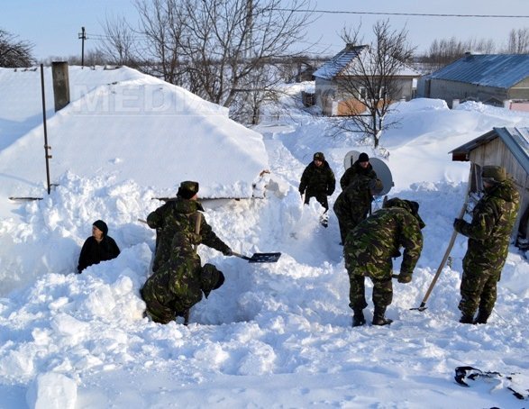 Imaginea articolului REPORTAJ: Sinistraţi la capătul puterilor, fără apă, alimente şi cu zăpada până la acoperişuri - GALERIE FOTO