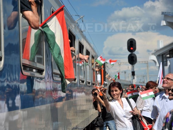 Imaginea articolului Pelerini din Ungaria, întâmpinaţi în gara din Sfântu Gheorghe cu fanfară, pălincă şi kurtoskalacs