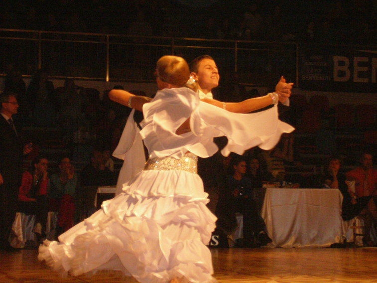 Imaginea articolului REPORTAJ: La 20 de ani, un multiplu campion la dans sportiv joacă pe scena Naţionalului din Târgu Mureş - FOTO