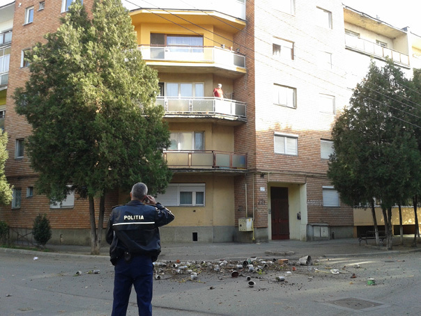 Imaginea articolului Stradă închisă în Arad după ce un bărbat a aruncat de la balcon zeci de ghivece, oale şi sticle - FOTO