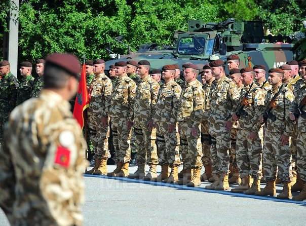Imaginea articolului MApN: Luni, în toate unităţile militare, ceremonii de comemorare a celor 8 militari morţi în accident