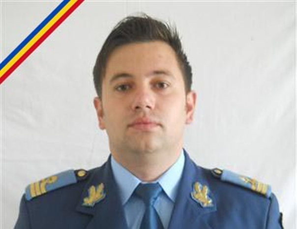 Imaginea articolului Alba: Sute de oameni i-au adus un ultim omagiu căpitanului Răzvan Moldovan, decedat în accidentul aviatic