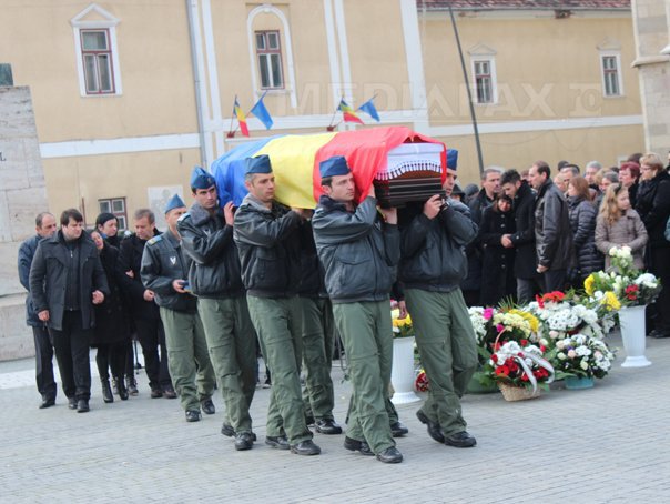 Imaginea articolului Sute de persoane la funeraliile militarilor Răzvan Moldovan şi Dorin Fodor, la Alba Iulia şi Ţaga - FOTO