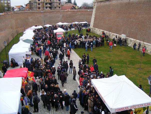 Imaginea articolului Mii de oameni, la cozi pentru porţii de fasole şi cârnaţi oferite gratuit de 1 Decembrie - FOTO