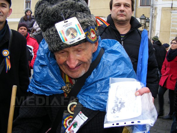 Imaginea articolului REPORTAJ: Un bătrân de 95 de ani vine la Alba Iulia întrucât ”iubeşte patria”. Tinerii, atraşi de paradă - FOTO