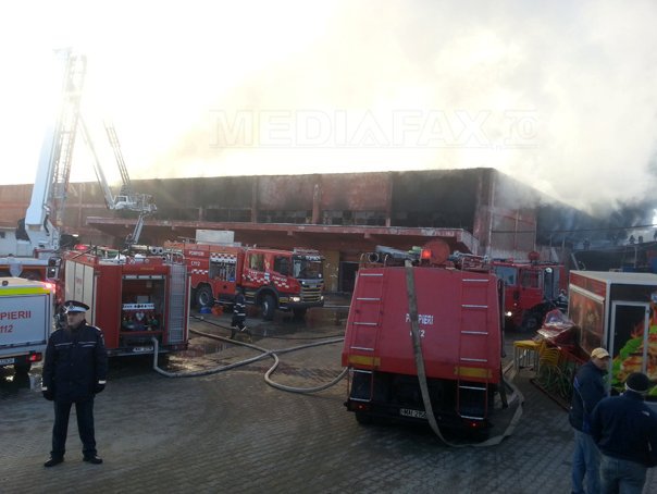 Imaginea articolului Incendiu puternic într-un centru comercial din Suceava. O parte din plafon s-a prăbuşit - FOTO