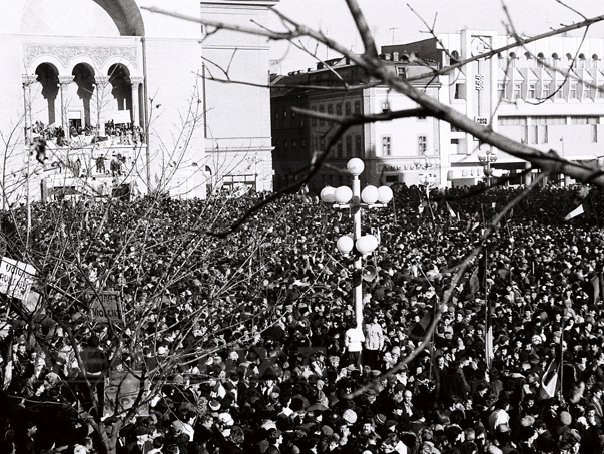Imaginea articolului 25 DE ANI DE LA REVOLUŢIE: 21 decembrie '89 - Muncitori din Oltenia, aduşi la Timişoara cu trenuri, să lupte cu ”huliganii” - FOTO