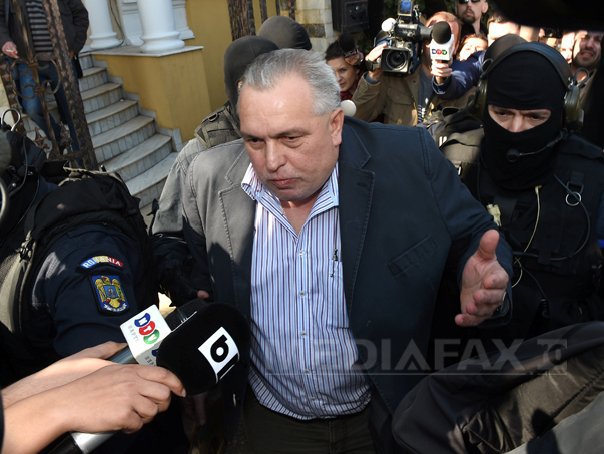 Imaginea articolului Nicuşor Constantinescu, scos de mascaţi din sediul CJ Constanţa şi dus la DNA: Probabil voi fi reţinut