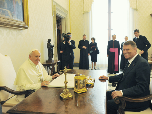 Imaginea articolului Iohannis, despre primirea la Papa Francisc: A fost o întâlnire emoţionantă şi foarte bună