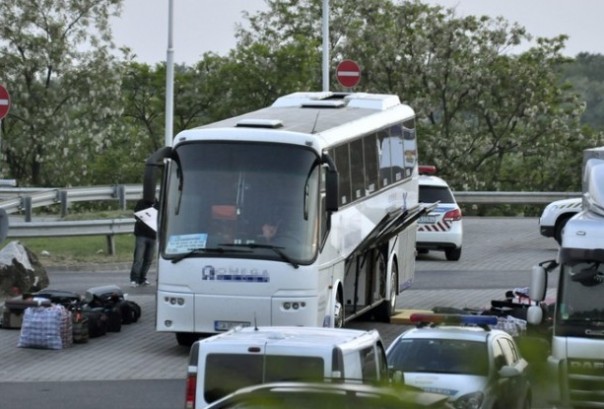 Imaginea articolului MAE: Şapte români, în autocarul în care a fost descoperit un pachet suspect. Pirotehniştii unguri au îndepărtat dispozitivul, iar călătoria a continuat