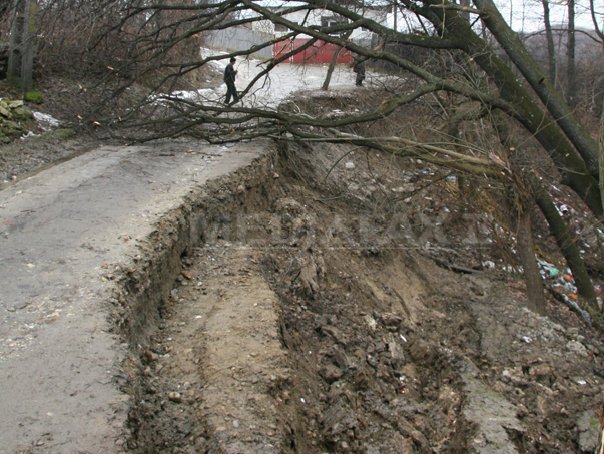 Imaginea articolului Mureş: Trei case, distruse de alunecări de teren, alte trei în pericol şi 23 de persoane evacuate