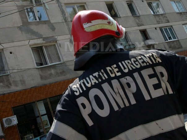 Imaginea articolului INCENDIU la un bloc din Capitală: Locatarii au fost evacuaţi, după ce mansarda clădirii a fost cuprinsă de flăcări. Un pompier a ajuns la spital - FOTO