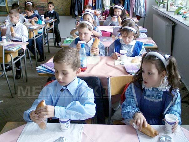 Imaginea articolului Zeci de mii de elevi, fără cornuri şi lapte din cauza întârzierii semnării contractelor sau a finalizării licitaţiilor