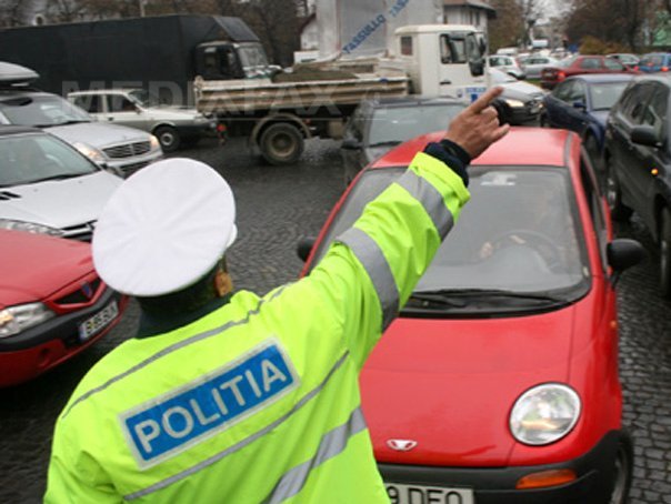 Imaginea articolului Poliţist MUŞCAT de mână de soţia unui şofer din Drobeta Turnu Severin care a trecut pe roşu