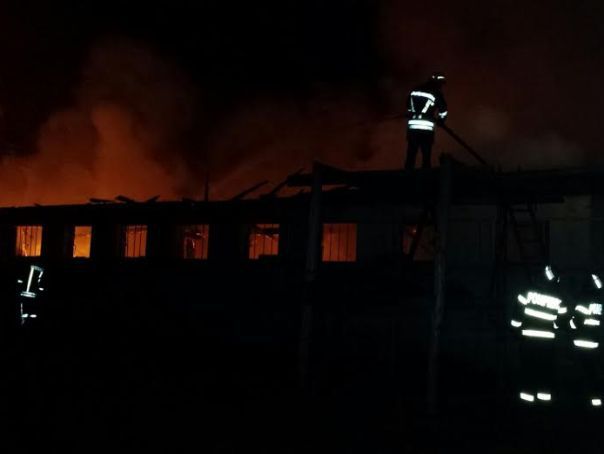 Imaginea articolului INCENDIU la un depozit de mobilă din Braşov: Focul cuprins acoperişul şi apoi întreaga hală. Pompierii au intervenit cu 10 autospeciale - FOTO, VIDEO