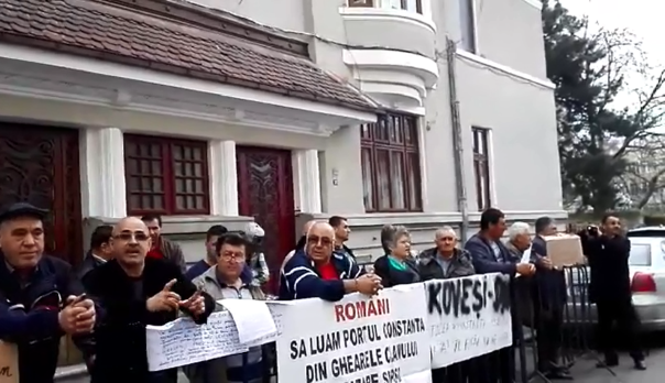 Imaginea articolului Zeci de persoane din Constanţa, protest în faţa DNA faţă de autorităţile locale  
