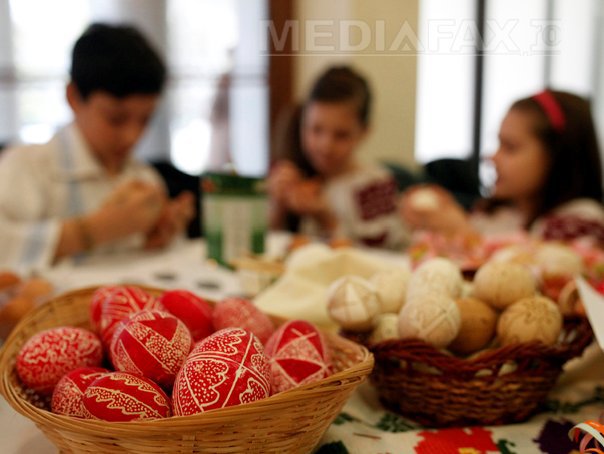 Imaginea articolului Sfântu Gheorghe: Zeci de copii au participat la şezătoarea intitulată ”La încondeiatul ouălor”