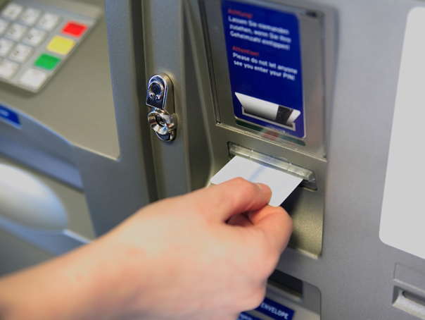 Imaginea articolului Cum să verifici dacă ATM-ul bancar are sau nu montate dispozitive pentru clonarea cardurilor