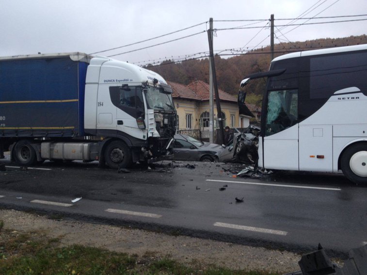 Imaginea articolului 12 oameni au fost răniţi pe DN7 după ciocnirea a trei maşini, două TIR-uri şi un autocar cu pasageri - FOTO