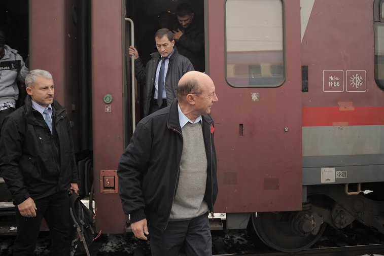 Imaginea articolului Fostul preşedinte Traian Băsescu a mers la Braşov cu trenul: A fost o călătorie foarte plăcută - FOTO, VIDEO 