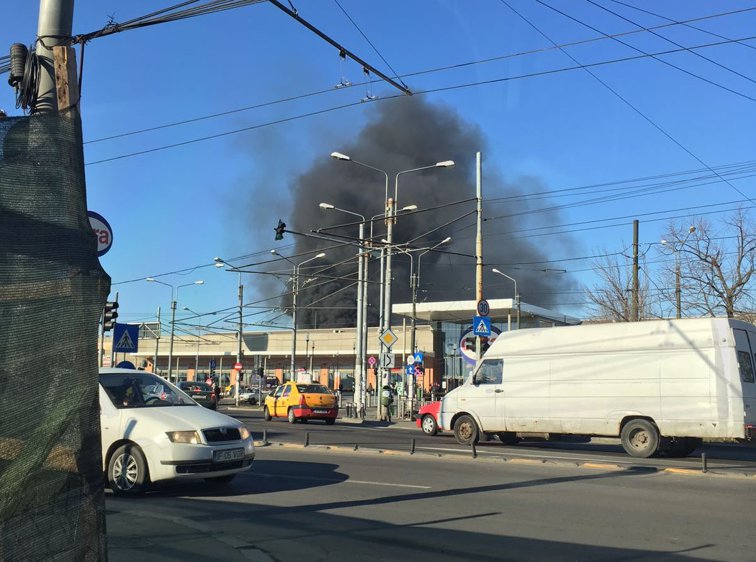 Imaginea articolului Incendiu la Autogara Rahova din Capitală; un autobuz a luat foc în timpul dezmembrării