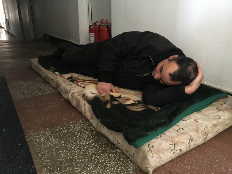 Imaginea articolului Centrul Social pentru persoane fără adăpost, supraaglomerat. Oamenii dorm pe jos - GALERIE FOTO