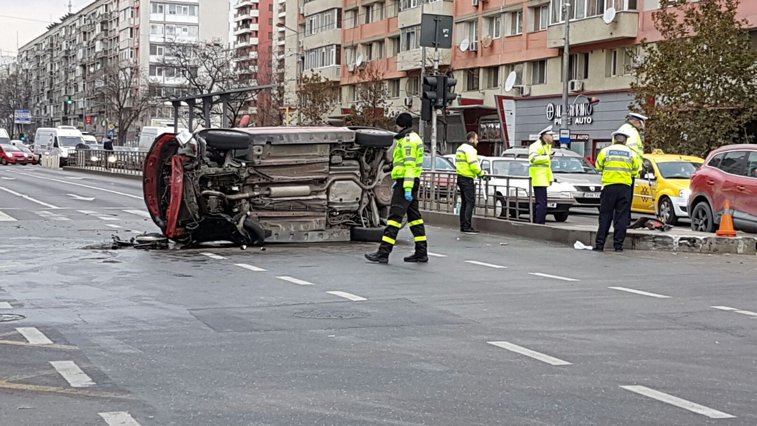 Imaginea articolului FOTO. Circulaţia tramvaielor, blocată în Capitală din cauza unui accident, a fost reluată. Două persoane au fost rănite 