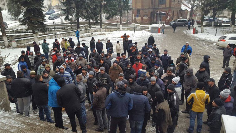 Imaginea articolului FOTO Circa o sută de mineri de la Lupeni continuă protestul. Au mers la sediul CEH 