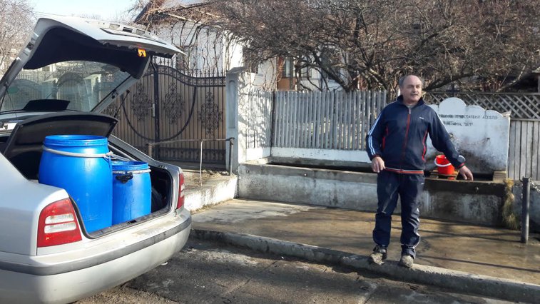 Imaginea articolului FOTO Sute de persoane din Coşeşti, Argeş, fără apă de o lună: Care are maşină, îşi aduce, care nu, se uită