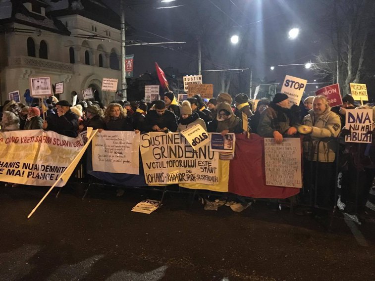 Imaginea articolului GALERIE FOTO, VIDEO A şasea zi de proteste la Palatul Cotroceni: "DNA, fără cucuvea!" 