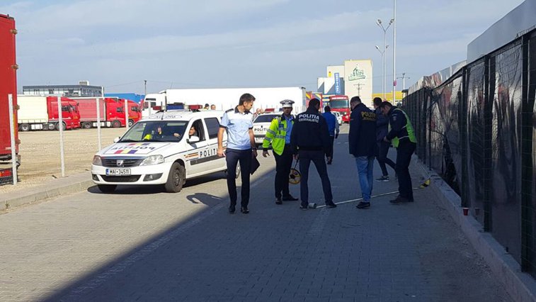 Imaginea articolului ACCIDENT grav în Argeş: Un şofer a accelerat şi a intrat cu maşina într-un grup de oameni, în curtea unei firme. Un om a murit pe loc 