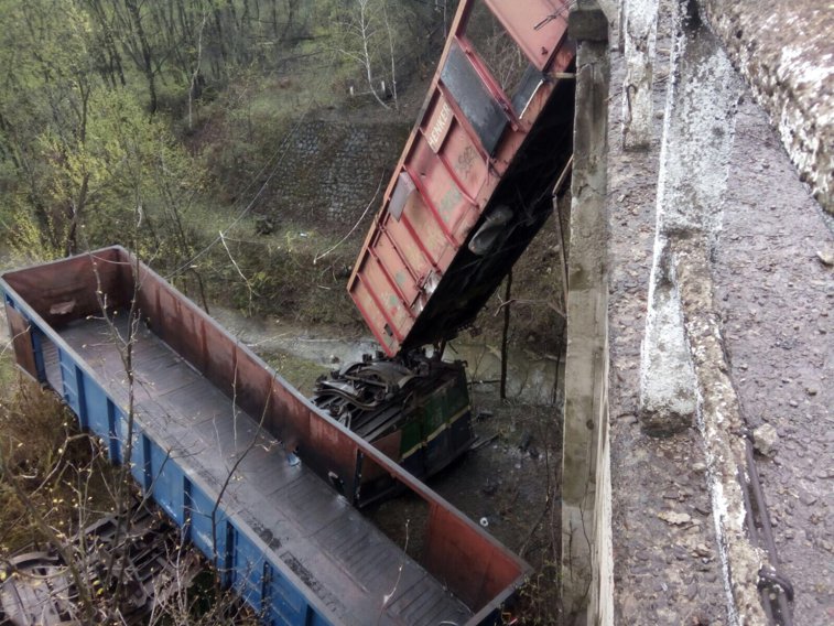 Imaginea articolului Cutia neagră a locomotivei care a deraiat în Hunedoara, ridicată pentru a stabili viteza trenului