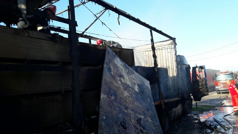 Imaginea articolului Trafic blocat pe DN 7, la Valea Ursului, după ce un TIR încărcat cu rigips a luat foc în mers