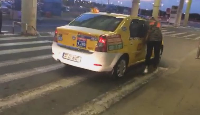 Imaginea articolului VIDEO | Turişti străini, pe punctul de a fi lăsaţi fără haine de un taximetrist care le-a cerut "taxă de bagaj"