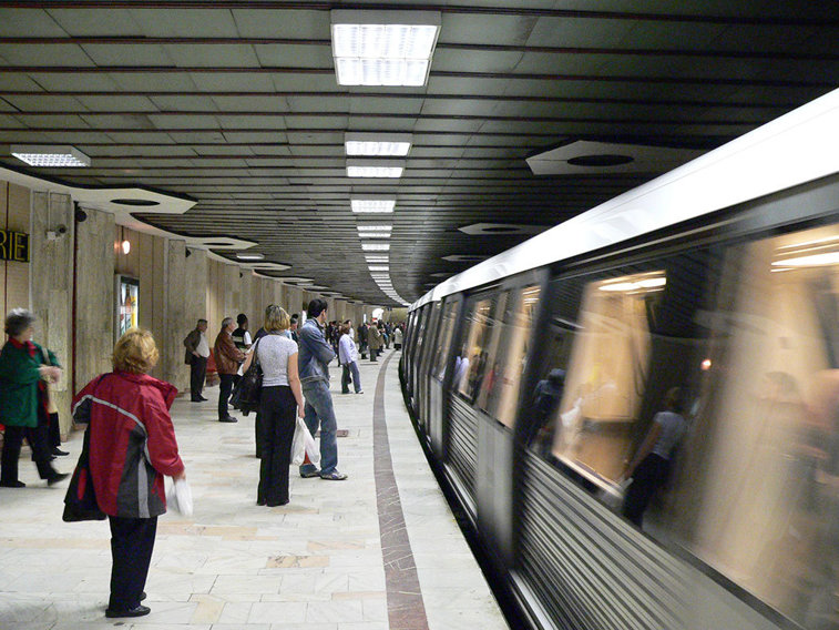 Imaginea articolului Un bărbat a căzut în faţa metroului la staţia Republica, din Capitală. Este stabil şi va fi dus la „Floreasca”