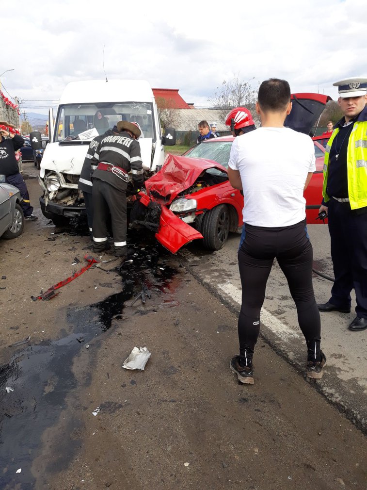 Imaginea articolului Accident în Curtea de Argeş: O maşină şi un microbuz s-au ciocnit | FOTO, VIDEO