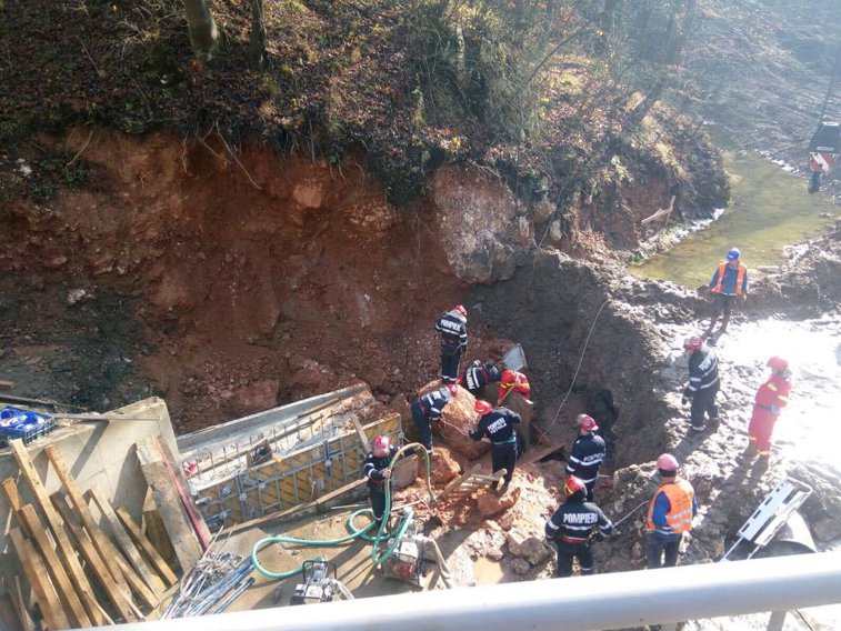 Imaginea articolului Trei muncitori care făceau lucrări la un pod feroviar au murit după ce au fost prinşi sub un mal de pământ în localitatea Peştera Bolii / Comisie de anchetă la Ministerul Transporturilor | FOTO