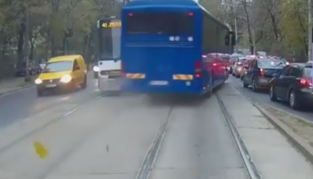 Imaginea articolului Şoferul autocarului Jandarmeriei, filmat pe contrasens pe linia de tramvai, a fost AMENDAT cu 1.450 lei şi i-a fost suspendat carnetul de conducere