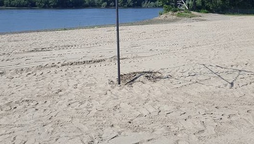 Imaginea articolului Antreprenorii care au transformat Faleza Dunării din Corabia în plajă, AMENDAŢI pentru umbreluţe şi şezlonguri