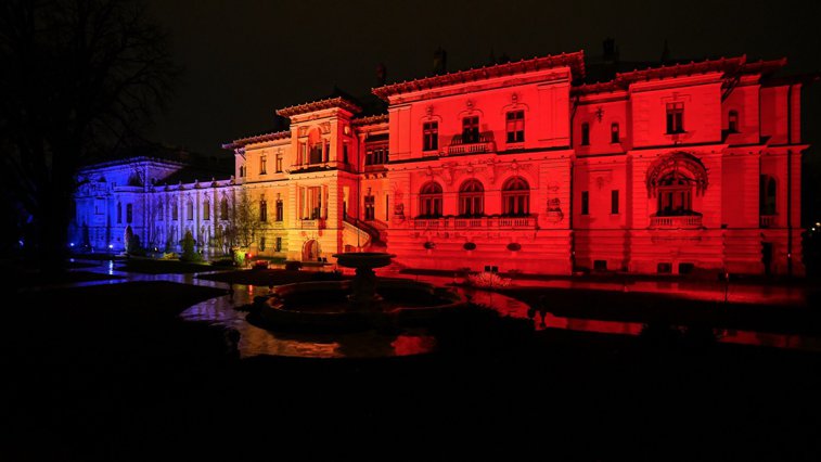 Imaginea articolului Palatul Cotroceni şi Palatul Parlamentului, luminate în culorile tricolorului, de Ziua Naţională