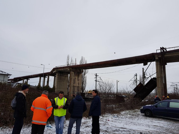 Imaginea articolului Pasarela prăbuşită la Ploieşti | Veolia Energie Prahova: Asumăm responsabilitatea, chiar dacă acest obiect nu apare în lista bunurilor concesionate/ Ministrul Transporturilor: Voi cere un inventar asupra punctelor de risc 